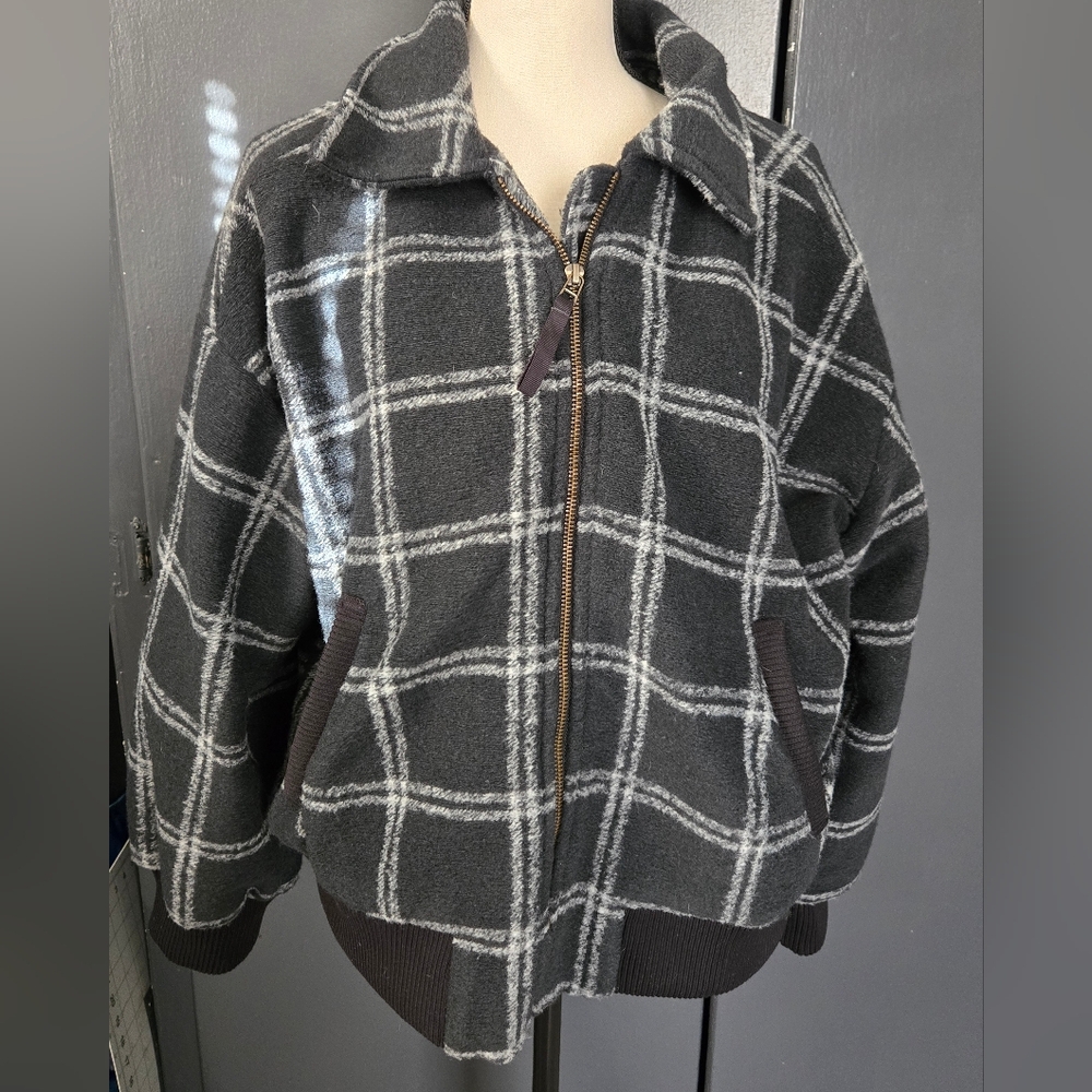 Women's Gray Plaid Jacket. Universal Threads Sz L. Euc.